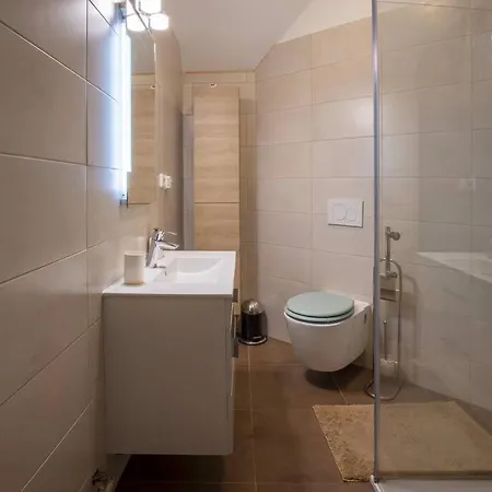 7 Bedroom Secluded Close To Prague