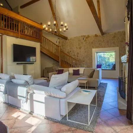 Villa 7 Bedroom Secluded Close To Prague