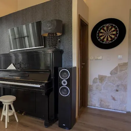 7 Bedroom Secluded Close To Prague 빌라 *