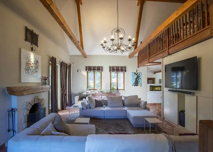 Villa 7 Bedroom Secluded Close To Prague *