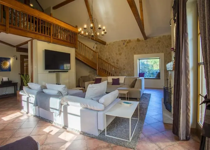 Villa 7 Bedroom Secluded Close To Prague
